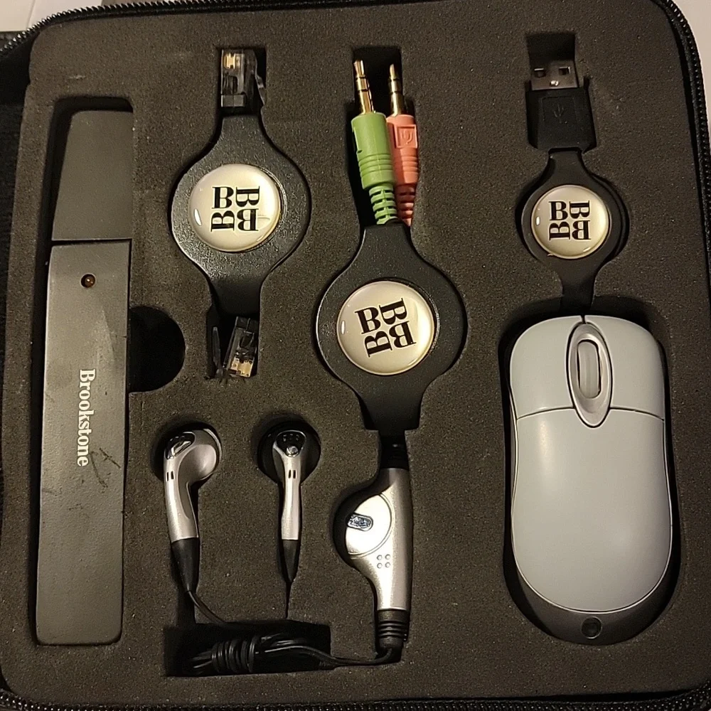 Brookstone LAPTOP Essentials Kit - Picture 3 of 7